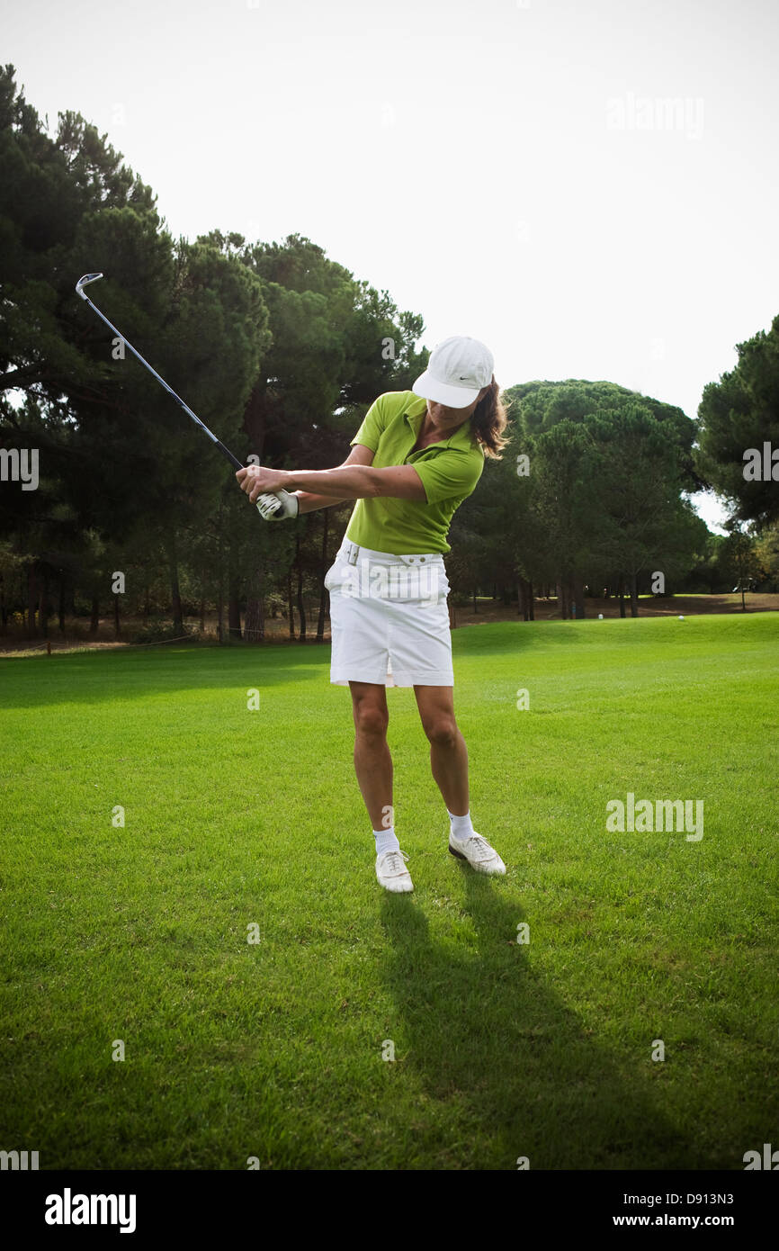 Eine skandinavische Frau spielt Golf, Türkei. Stockfoto