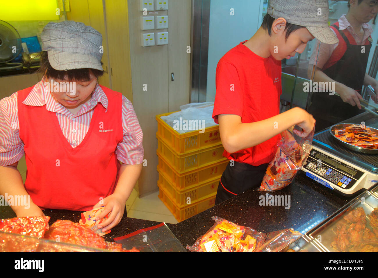 Singapur, Kallang Road, Lavendel Station, Essen, Bee Cheng Hiang, bakkwa, rauer, Schweinefleisch ruckartig, Asiaten ethnischen Einwanderer Minderheit, Erwachsene Erwachsene m Stockfoto
