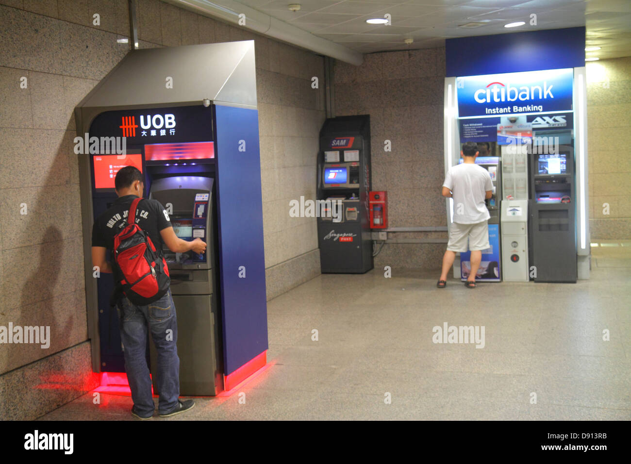 Singapore Kallang Road, Lavender MRT Station, East West Line, U-Bahn, ATM, Währung, Geld, Banken, automatischer Geldautomat, citibank, UOB, SAM, hanzi, Cha Stockfoto
