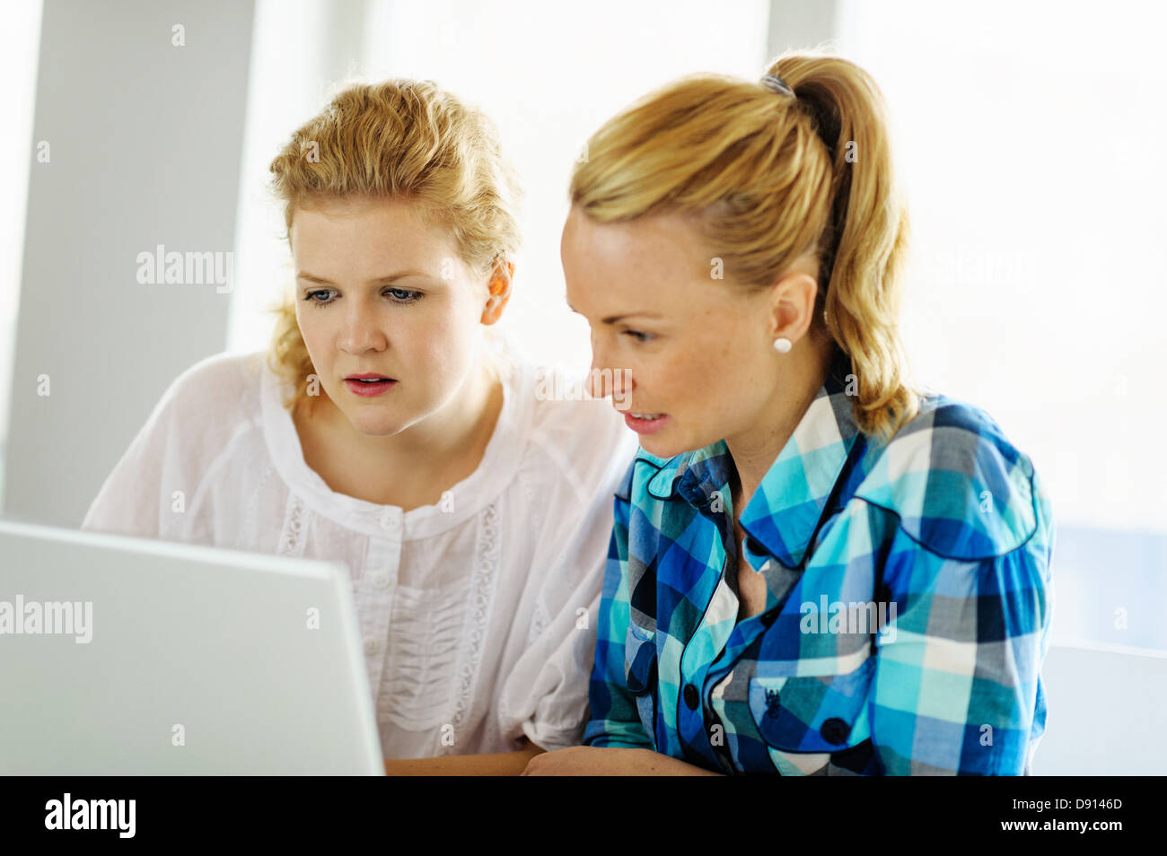 Zwei junge Frauen, die Arbeiten am laptop Stockfoto