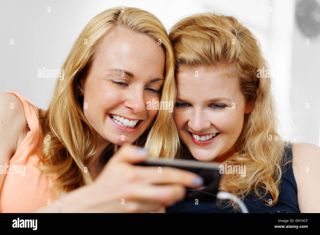 Zwei junge Frauen, die gemeinsam Musik hören Stockfoto