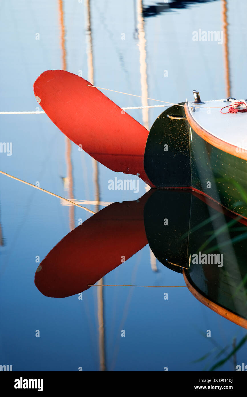 Eine Jolle in ruhigem Wasser, Schweden. Stockfoto