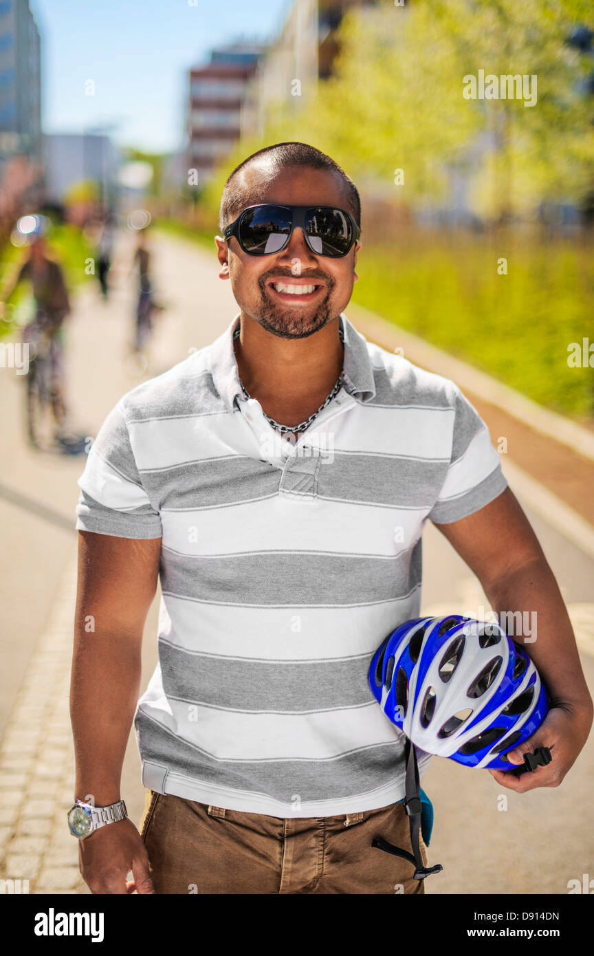 Porträt von lächelnden Mann mit Fahrradhelm Stockfoto
