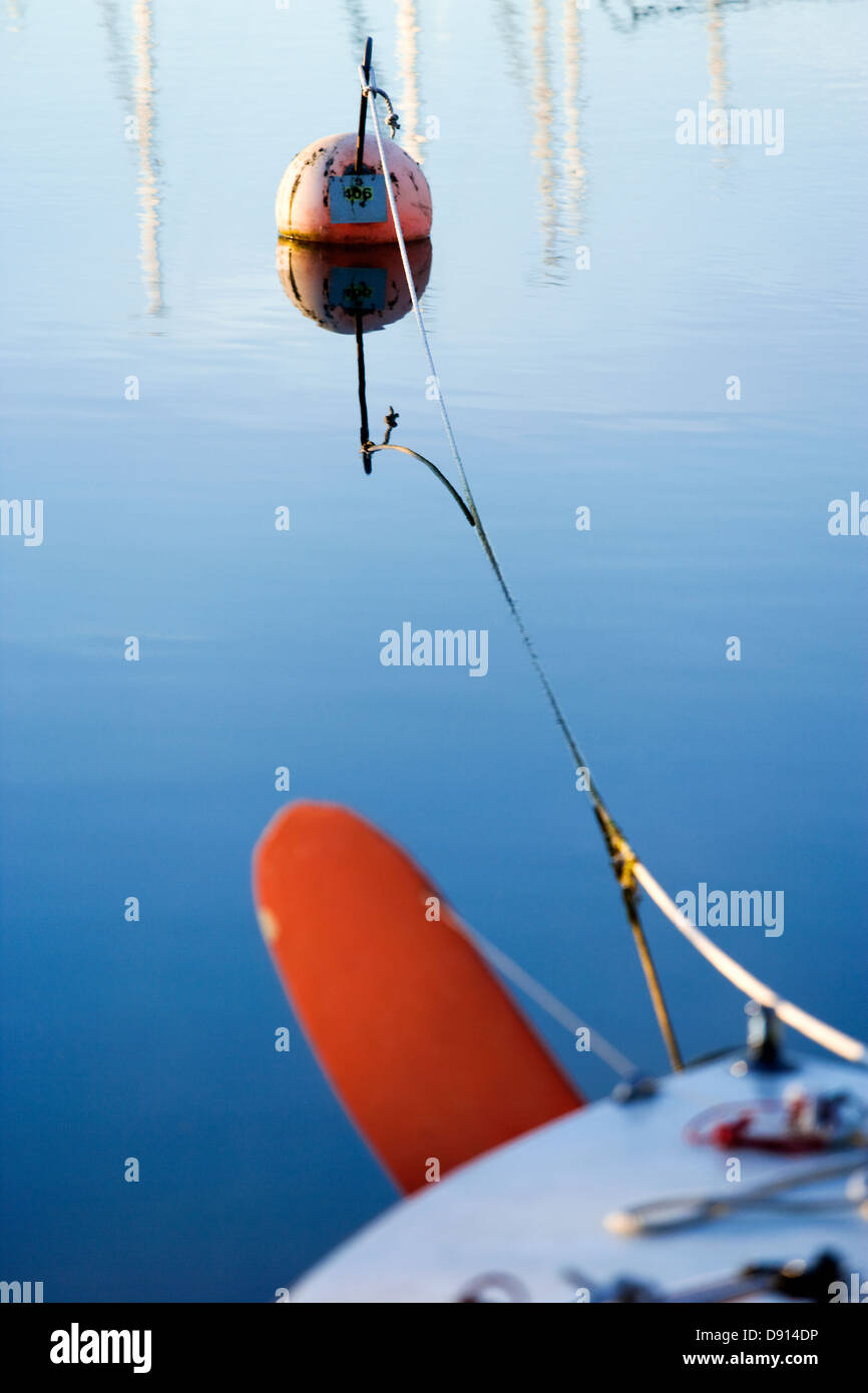 Eine Jolle in ruhigem Wasser, Schweden. Stockfoto