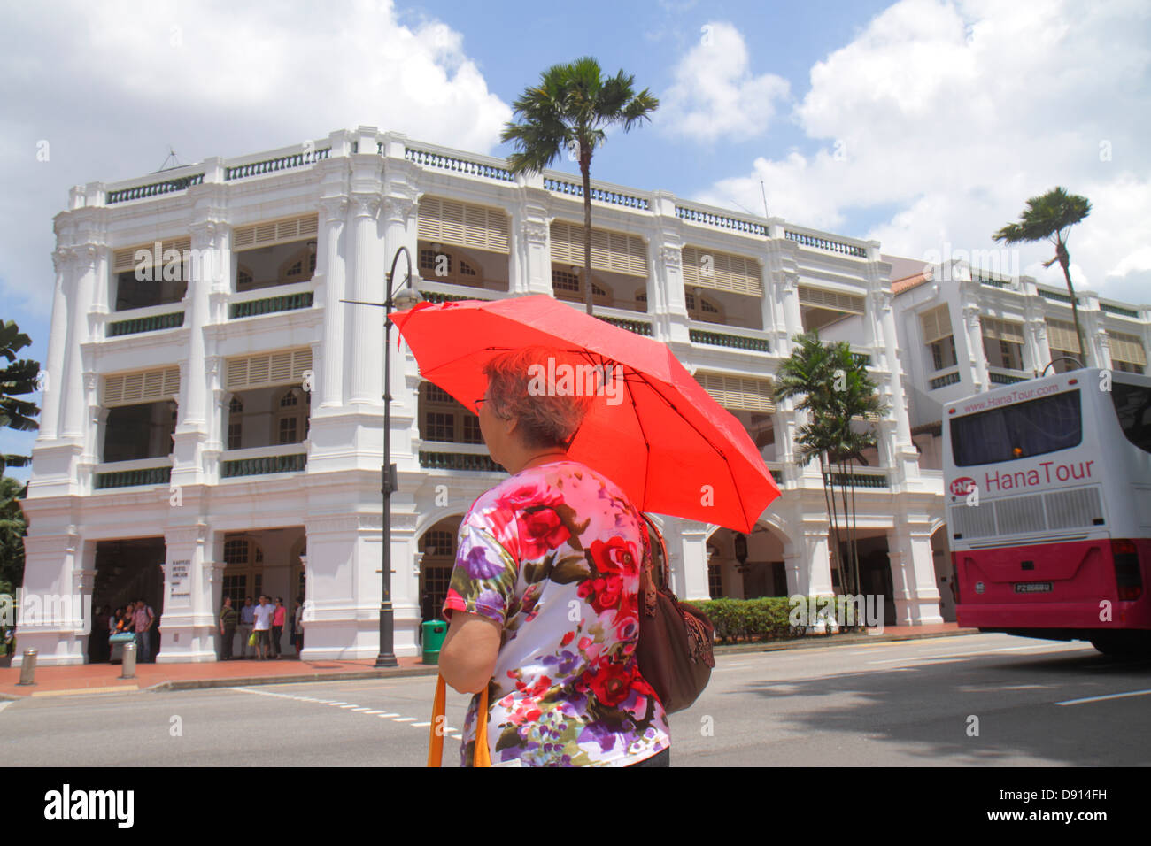 Singapur, Bras Basah Road, Raffles Boulevard, Asiaten ethnische Einwanderer Minderheit, Erwachsene Erwachsene Frau Frauen weibliche Dame, rot, Regenschirm, Schatten, Stockfoto