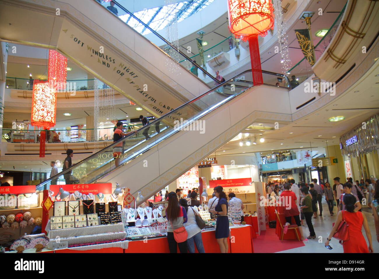 Singapur, Raffles City, Shopping Shopper Shopper Shop Shops Markt Märkte Markt Kauf Verkauf, Einzelhandel Geschäfte Business-Unternehmen, Center, c Stockfoto