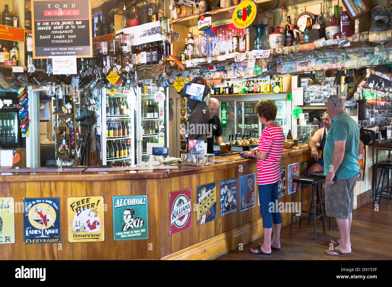 Dh Puhoi Public House Taverne PUHOI NEUSEELAND Pub Bar Inneneinrichtung die Neuseeländer Barmann und zealander Kunden Stockfoto