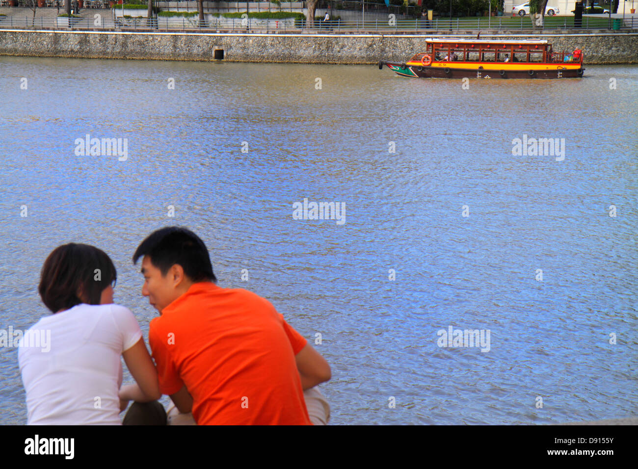 Singapur Singapur River, Boat Quay, asiatischer Mann Männer männlich, Frau weibliche Frauen, Paar, romantisch, Wassertaxi, Kreuzfahrt-Boot, Sing130201158 Stockfoto