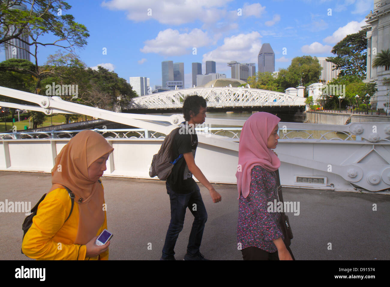 Singapore Singapore River, Boat Quay, Cavenagh Bridge, asiatischer Mann Männer männlich, Frau weibliche Frauen, Muslim, Hijab, Sing130201162 Stockfoto