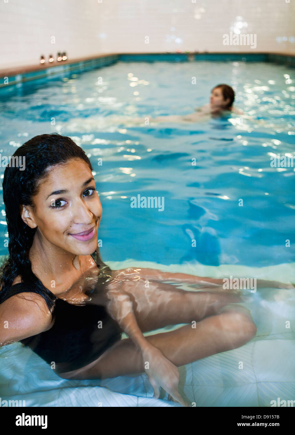 Zwei junge Frauen in öffentlichen Schwimmbädern, Stockholm, Schweden. Stockfoto