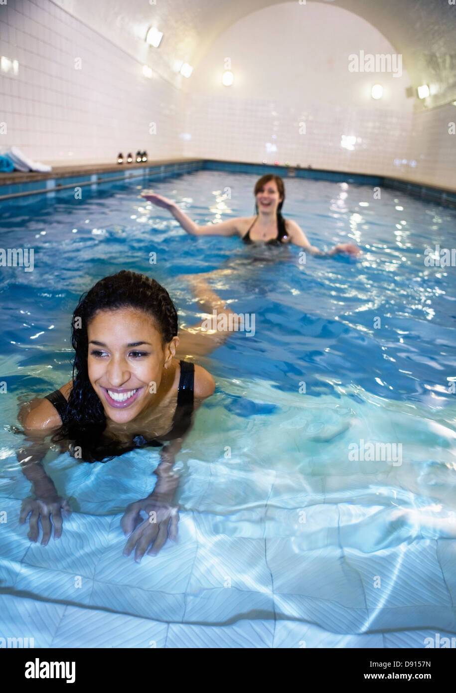 Zwei junge Frauen in öffentlichen Schwimmbädern, Stockholm, Schweden. Stockfoto