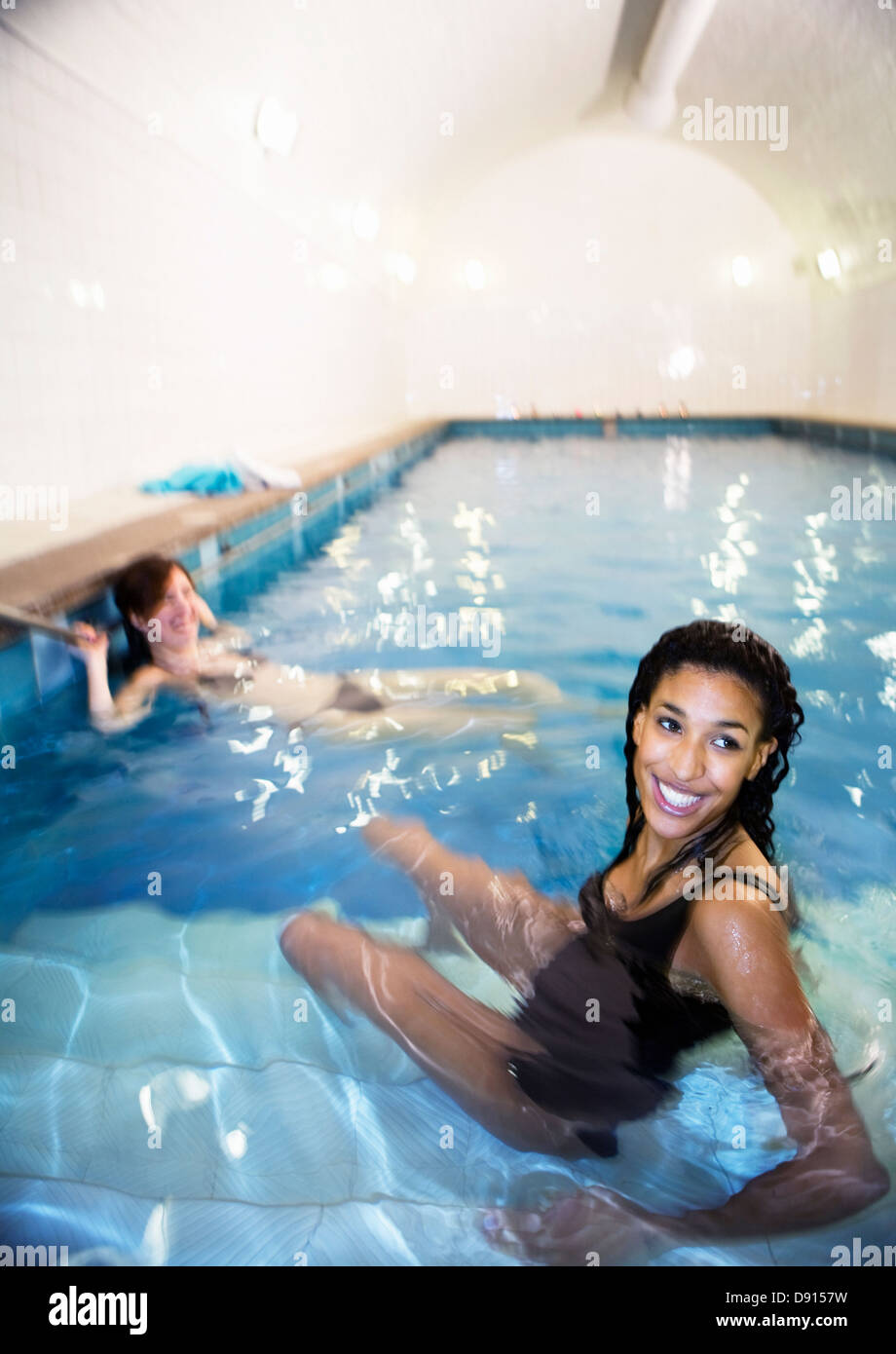 Zwei junge Frauen in öffentlichen Schwimmbädern, Stockholm, Schweden. Stockfoto