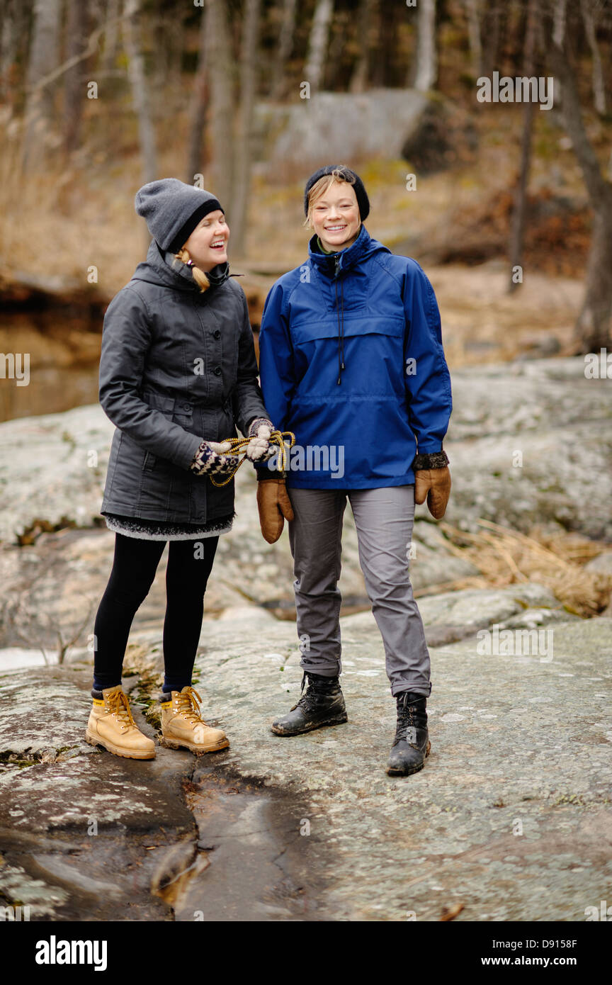 Zwei junge Frauen lachen im Wald Stockfoto