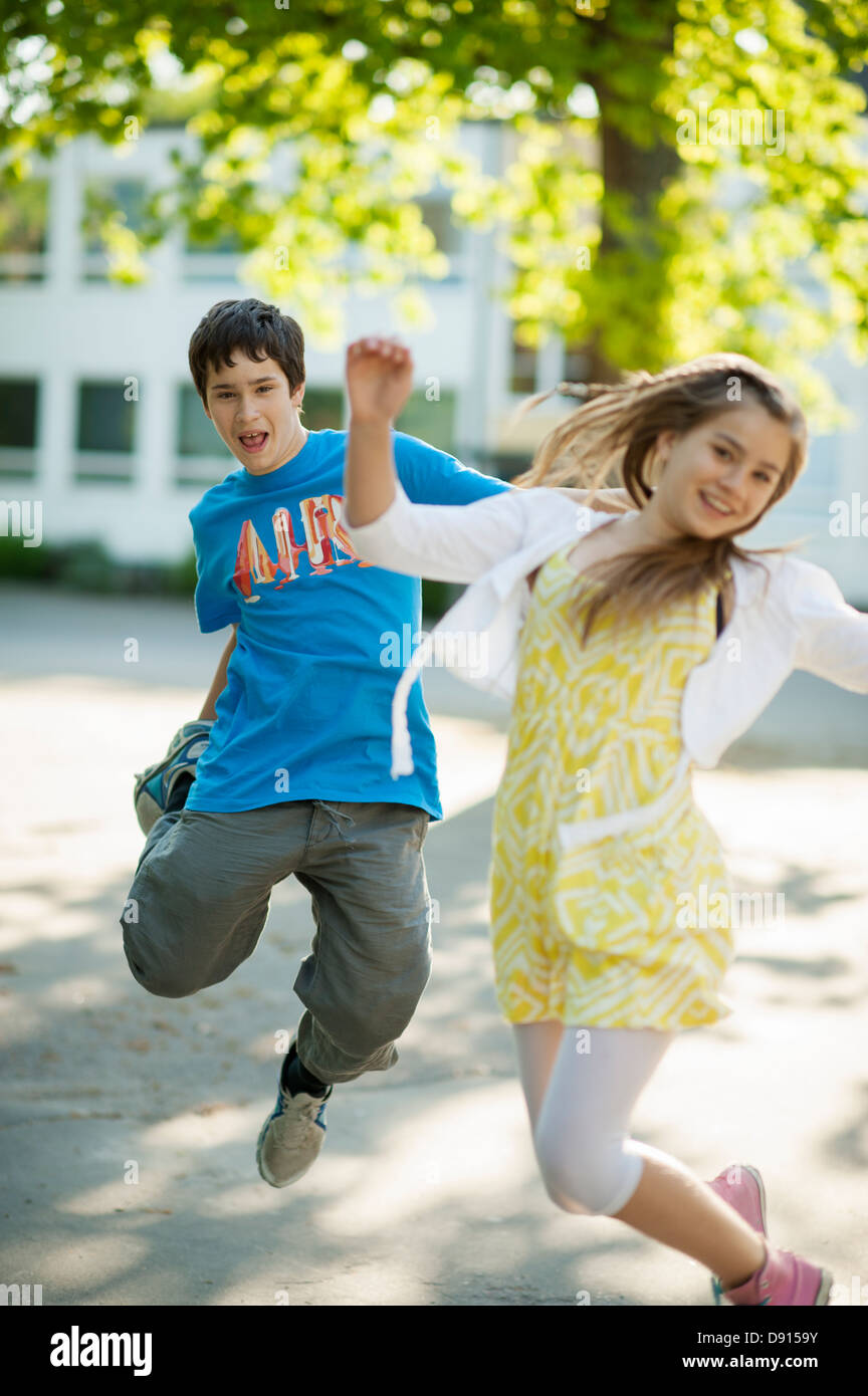 Jugendliche vor Schulgebäude Stockfoto