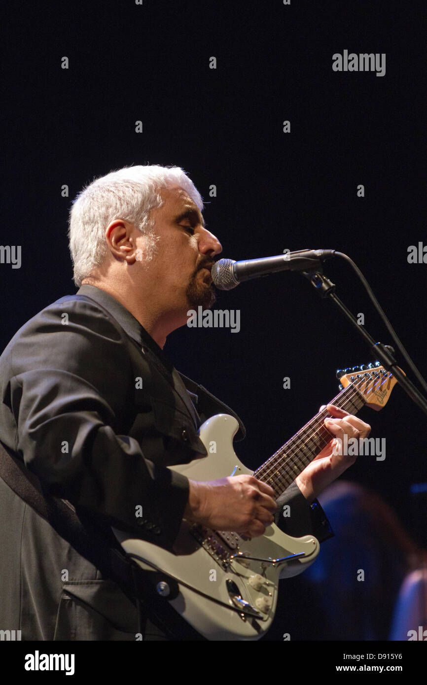 London, UK. 7. Juni 2013. Italienische Blues-Symbol führt Pino Daniele zum ersten Mal in London im Barbican Centre vor ausverkauftem Haus. Bildnachweis: Theodore Liasi/Alamy Live Newssinging Stockfoto