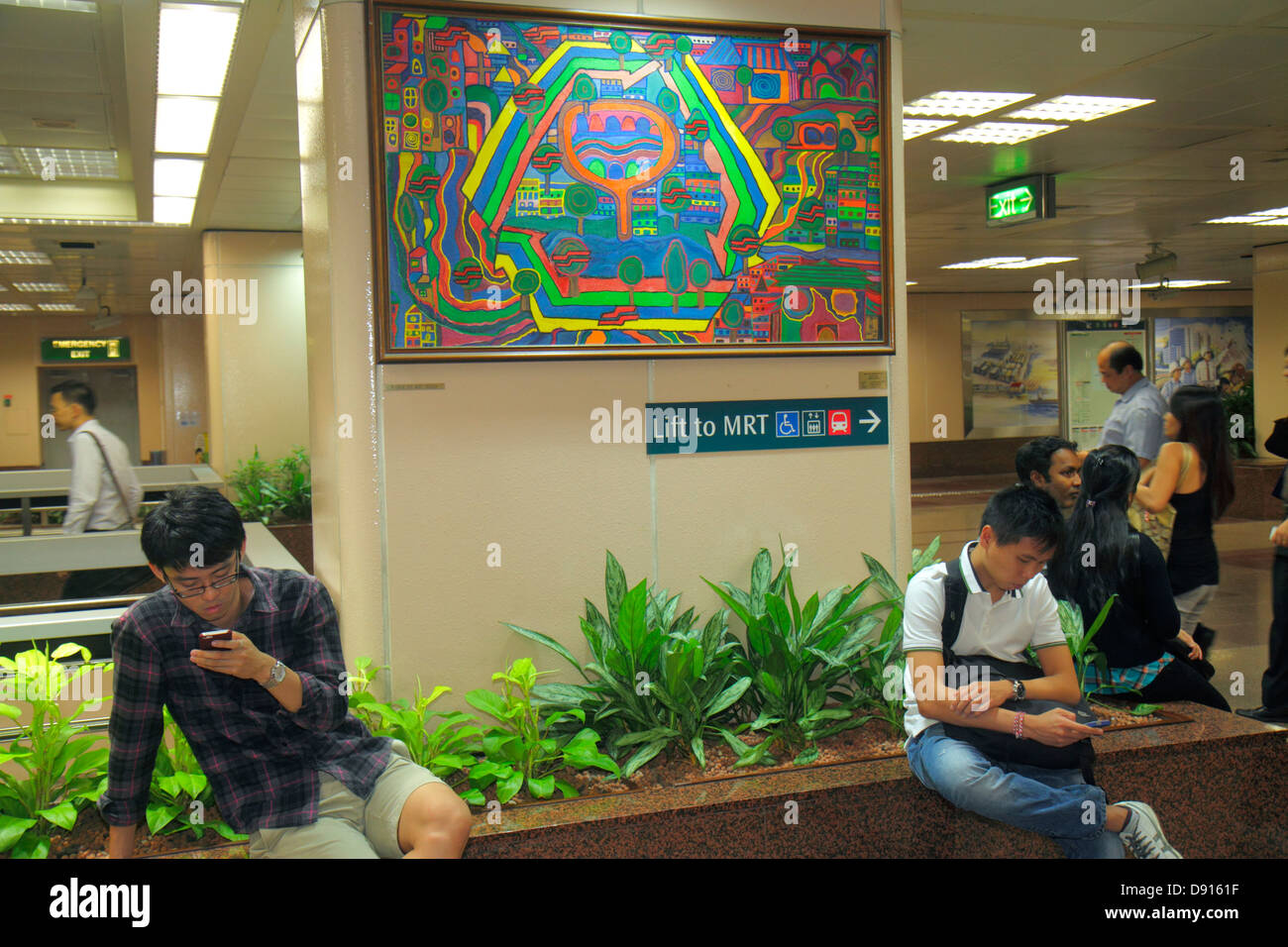 Singapur, Raffles Place MRT-Station, U-Bahn, öffentliche Verkehrsmittel, Kunstwerke, Malerei, Asiaten, ethnische Einwanderer Minderheit, Anzeige für Erwachsene Stockfoto