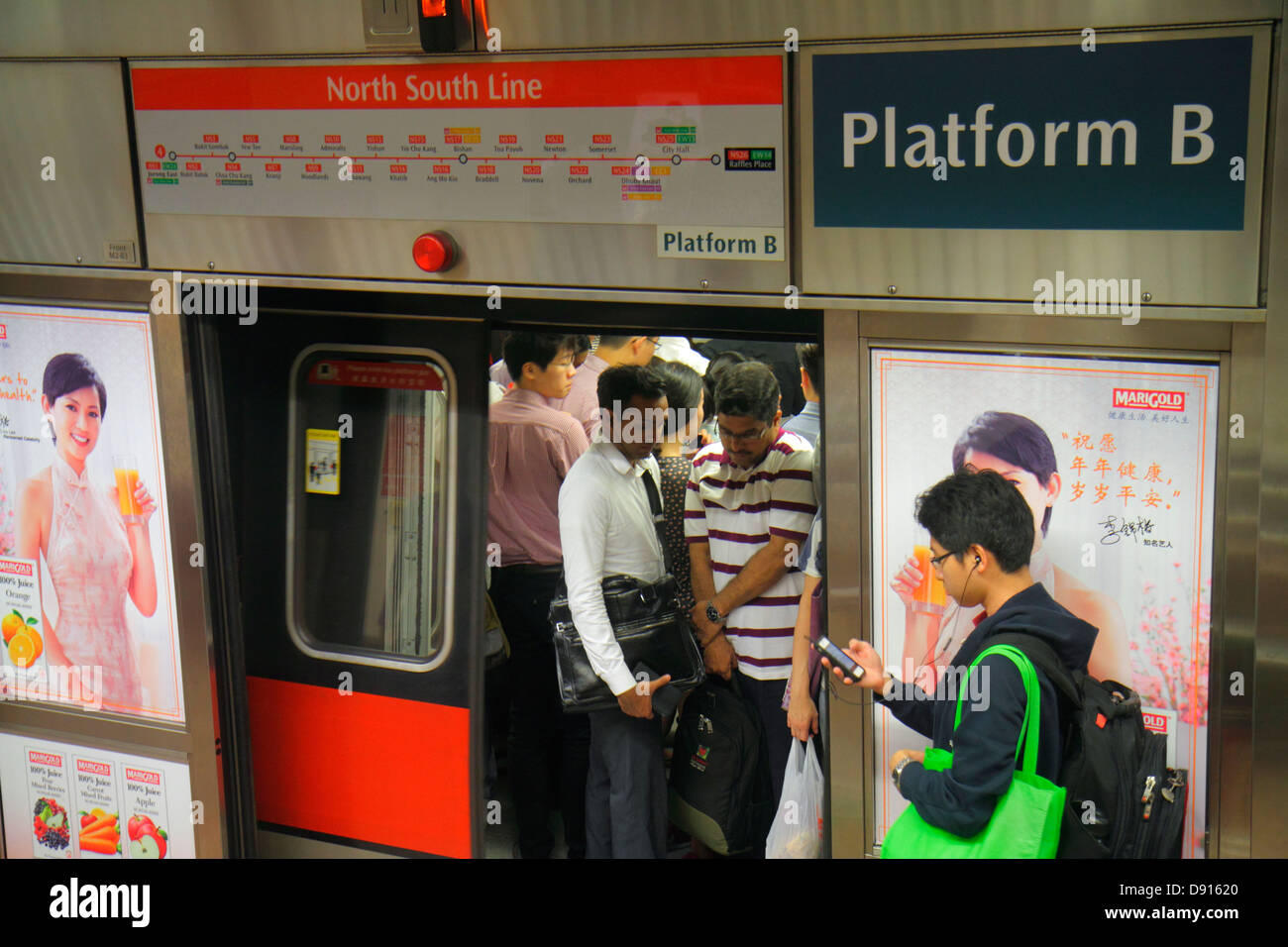 Singapur, Raffles Place MRT-Station, Nord-Süd-Linie, U-Bahn-Zug, Bahnsteig, asiatischer Mann Männer männlich, Überprüfung suchen SMS lesen Messaging, mit, smart p Stockfoto