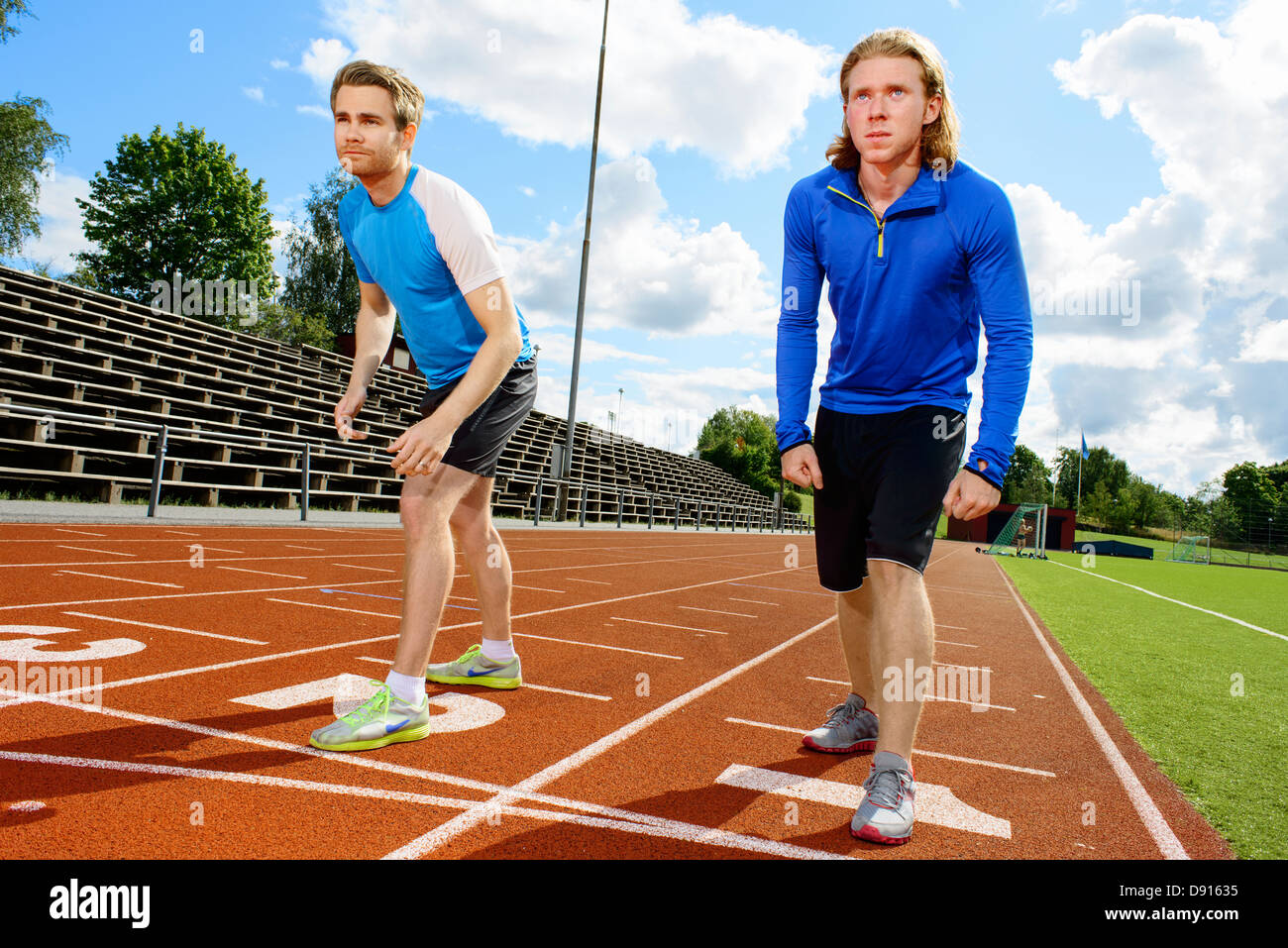 Zwei Männer stehen auf der Laufstrecke Stockfoto