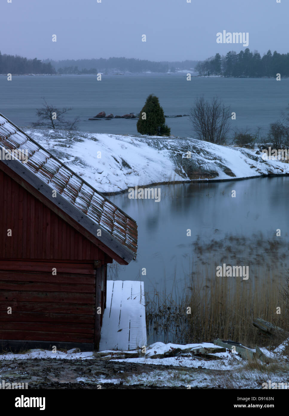 Ein Bootshaus im Winter, Västervik, Schweden. Stockfoto