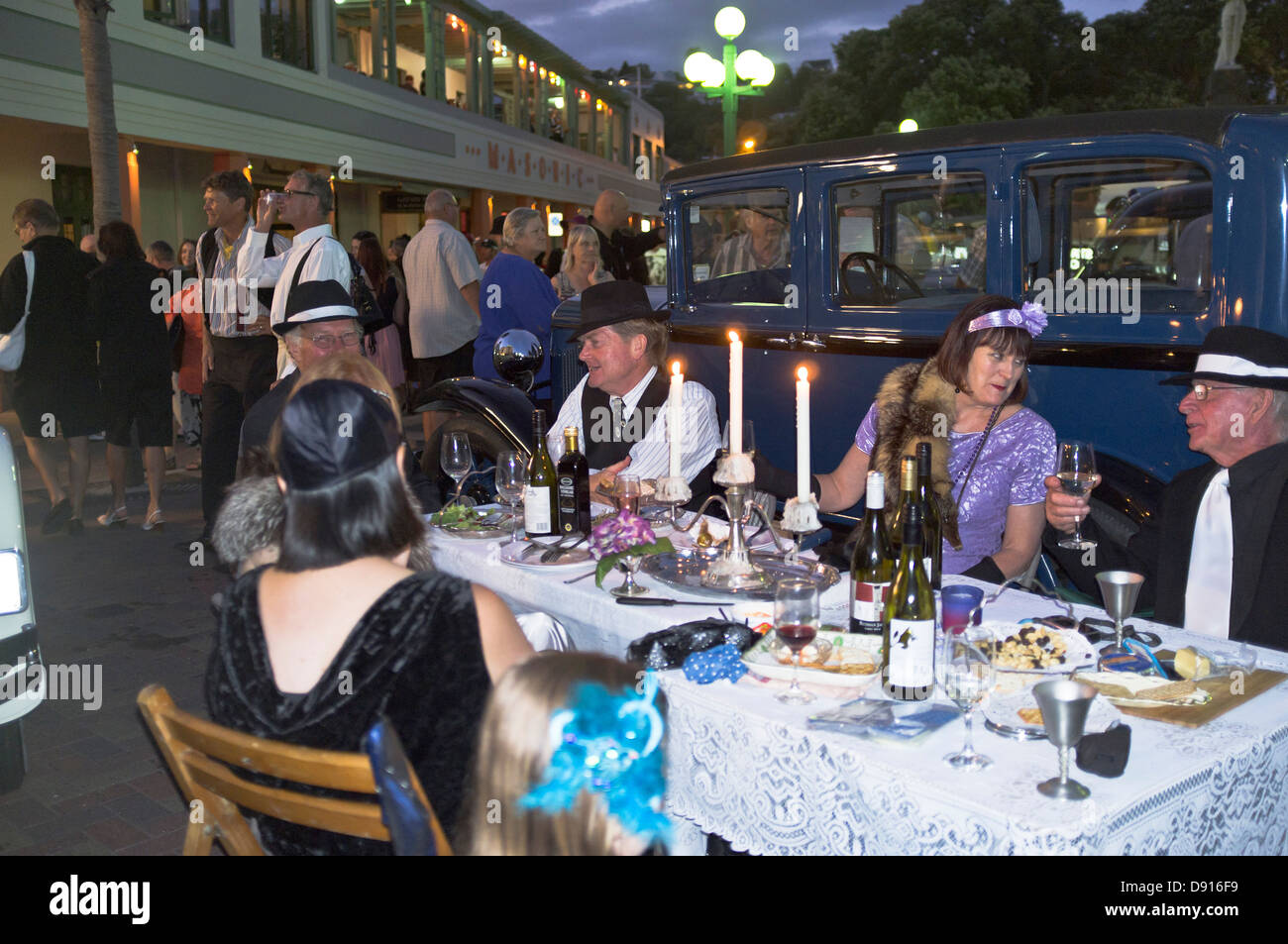 Dh Art déco-Wochenende NAPIER NEUSEELAND Festivals verkleidet für Party essen und trinken Festival Stockfoto