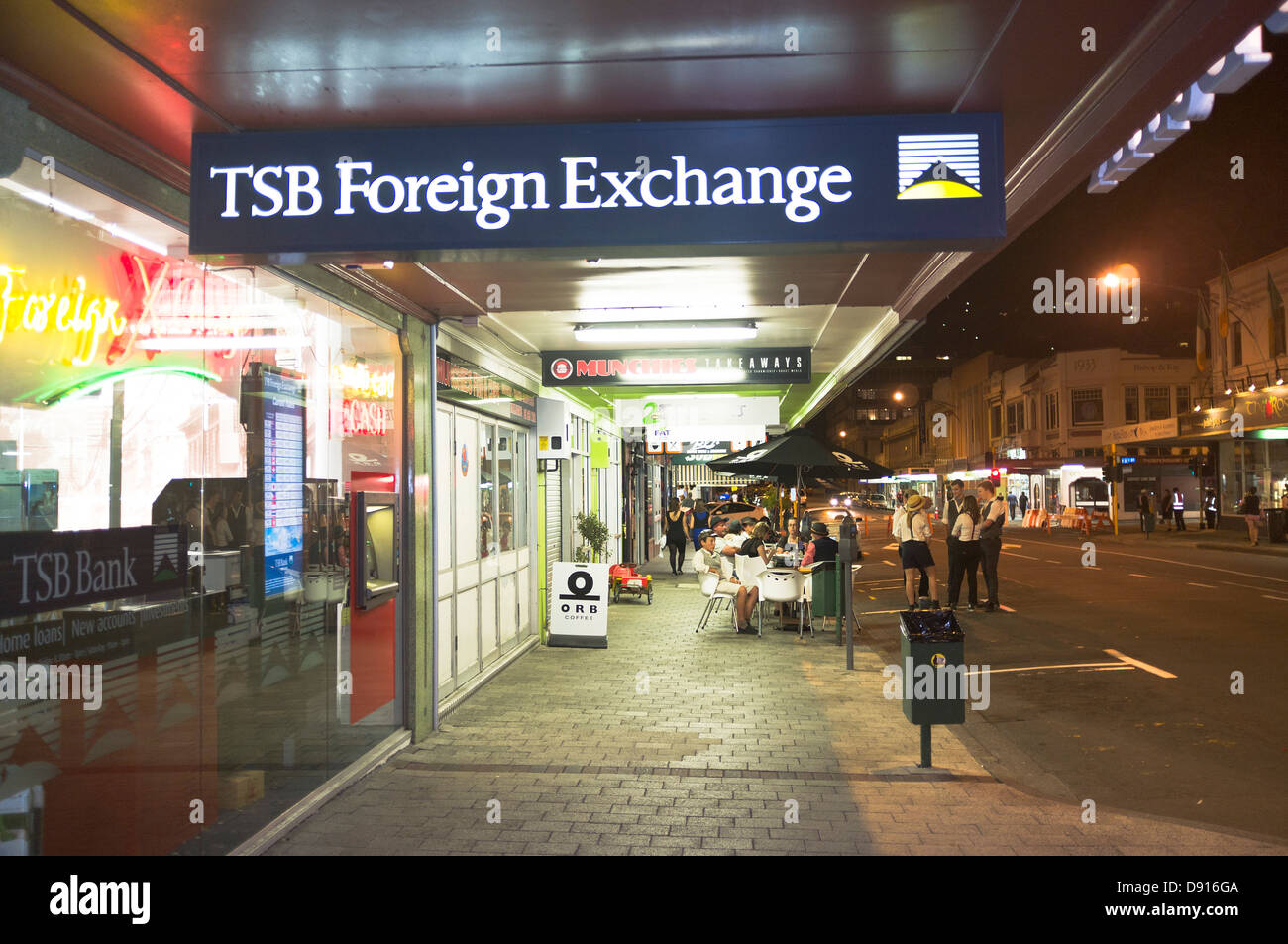 dh Street NAPIER Neuseeland Napier Straßenszene TSB Devisen Zeichen Stockfoto