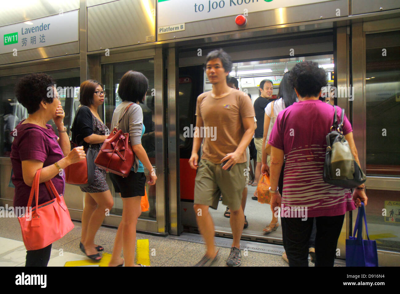 Singapur, Lavender MRT-Station, East West Line, U-Bahn, öffentliche Verkehrsmittel, Plattform, Asiaten ethnischen Einwanderer Minderheit, Erwachsene adul Stockfoto