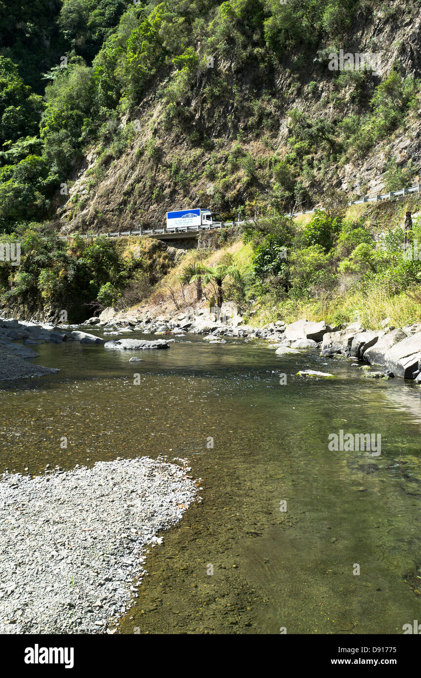 dh Waioeka Fluss WAIOEKA GORGE Neuseeland LKW auf Schlucht Straße und Fluss Stockfoto