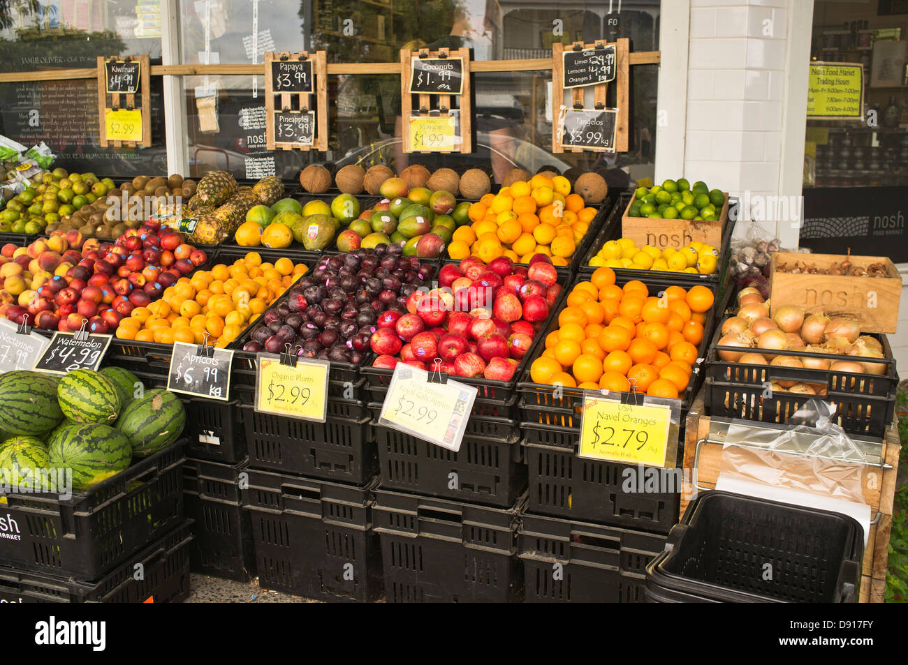 dh Matakana Markt um Neuseeland New Zealand grüne Lebensmittelhändler Obst Schaufenster Stockfoto