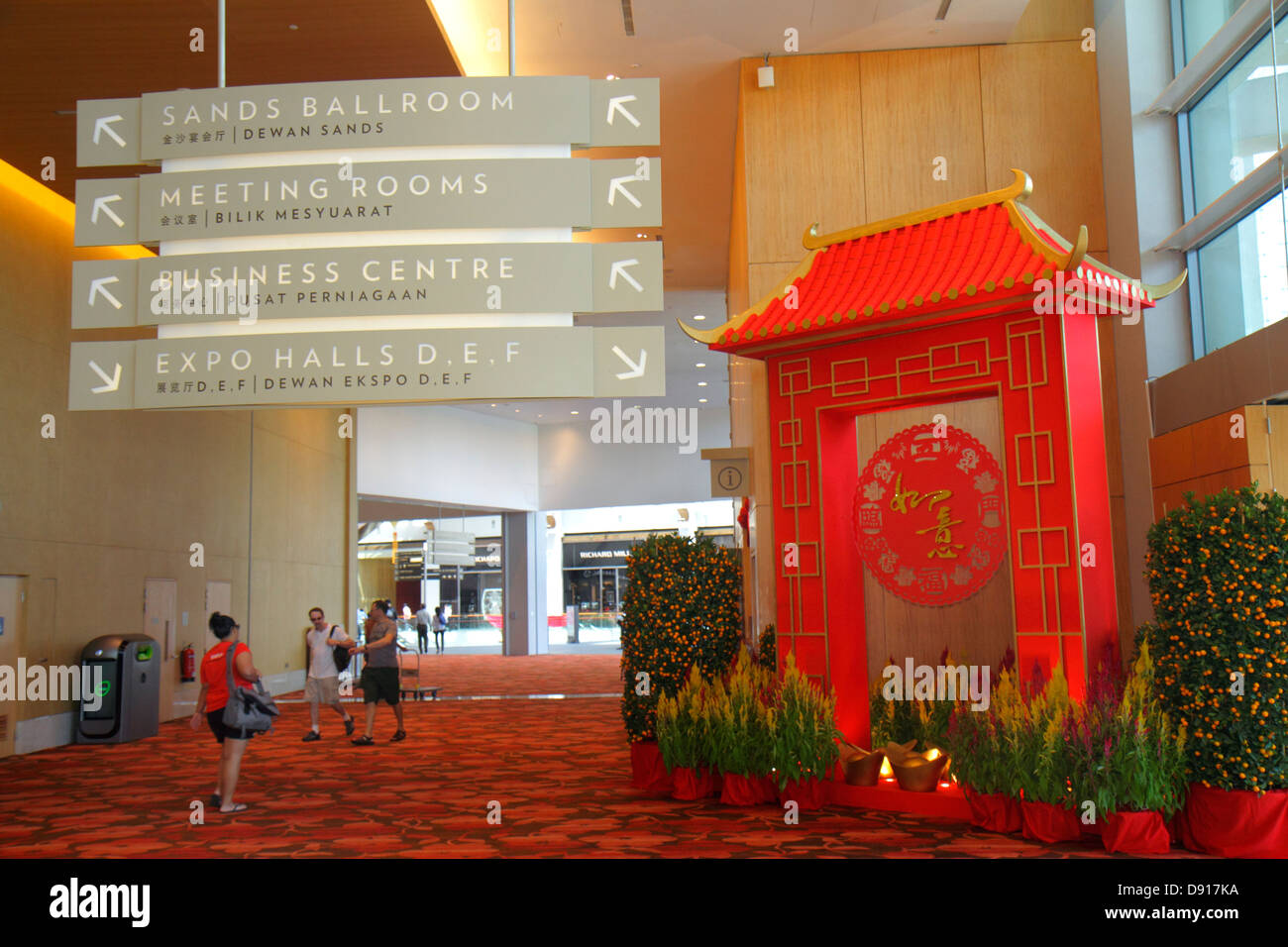 Singapur The Shoppes in Marina Bay Sands, Sands Expo & Convention Center, Zentrum, innen, chinesisches Neujahr, Verkaufstor anzeigen, paifang, Sing1302020 Stockfoto