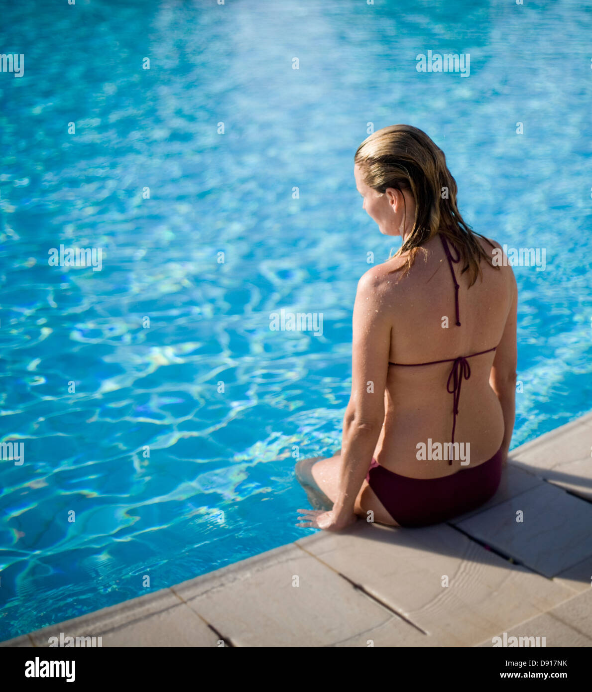 Eine skandinavische Frau in einem Schwimmbad im Urlaub auf Zypern. Stockfoto
