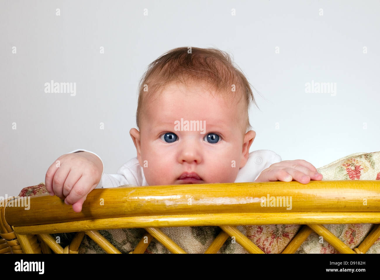 Baby Boy ist durch ein Top-Vintage Sessel beobachten. Stockfoto