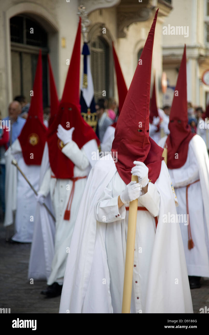 Umzüge in den Straßen mit traditionellen Kostümen für die katholischen Festival der Semana Santa, Cadiz, Spanien. Stockfoto