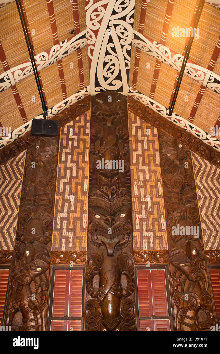 dh Waitangi-Vertrag WAITANGI NEUSEELAND Whare Runanga Interior Maori Meeting House Schnitzereien Schnitzereien Marae Kultur traditionelle Anlage Stockfoto