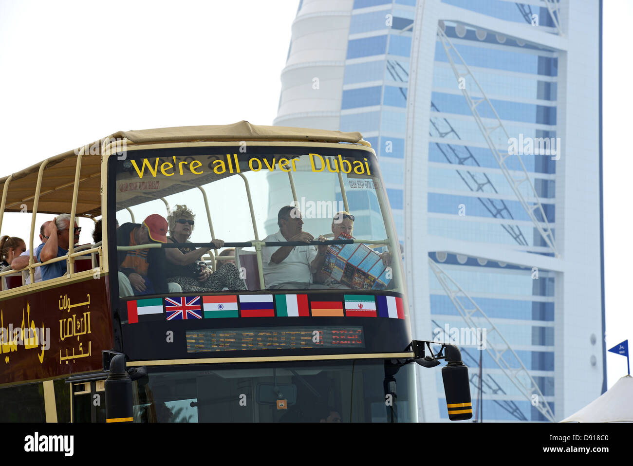 Sightseeing-Bus außerhalb Hotel Burj Al Arab, Dubai, Vereinigte Arabische Emirate Stockfoto