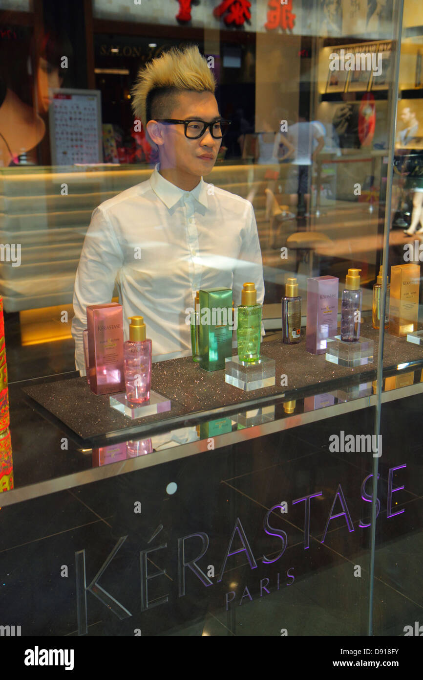 Singapur, The Shoppes at Marina Bay Sands, Geschäfte, Shopper Shopper Shopper Shop Geschäfte Markt Märkte Marktplatz Kauf Verkauf, Einzelhandel Geschäfte Bus Stockfoto