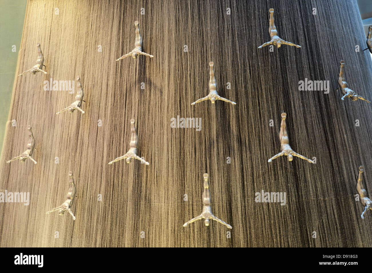 Die Dubai Mall. Tauchen Männer Skulptur, Taucher Tauchen Kunst Statuen in der Dubai Mall, Dubai, Vereinigte Arabische Emirate Stockfoto