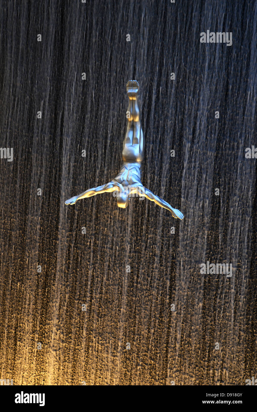 Die Dubai Mall. Tauchen Männer Skulptur, Taucher Tauchen Kunst Statuen in der Dubai Mall, Dubai, Vereinigte Arabische Emirate Stockfoto