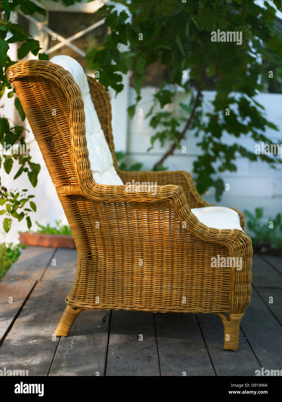 Korbstuhl in einem Garten Stockfotografie Alamy