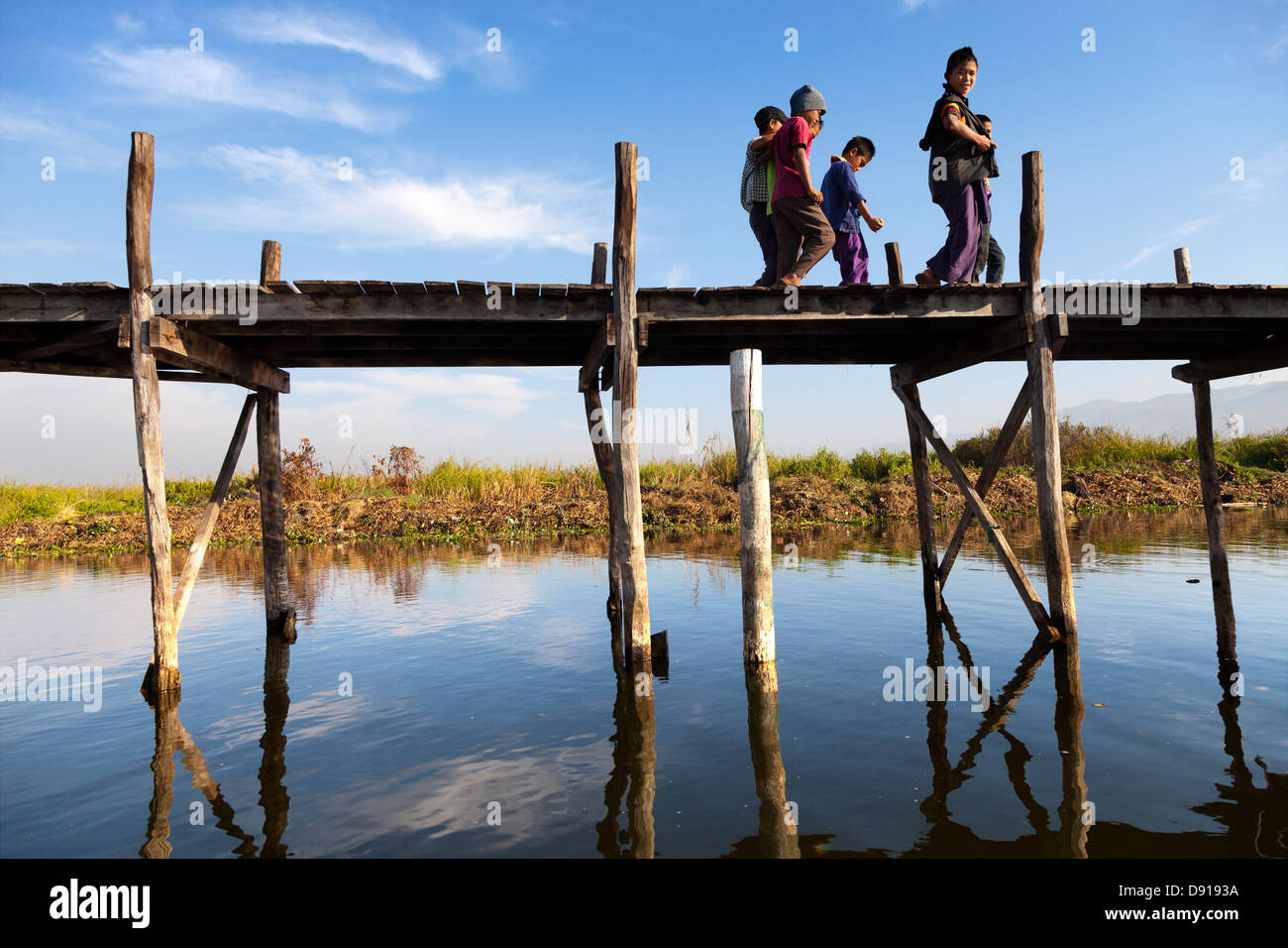 Kinder auf einem Steg von Inle Lake, Myanmar 7 Stockfoto