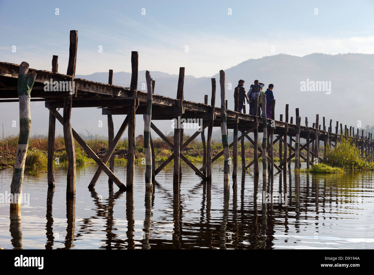 Kinder auf einem Steg von Inle Lake, Myanmar Stockfoto