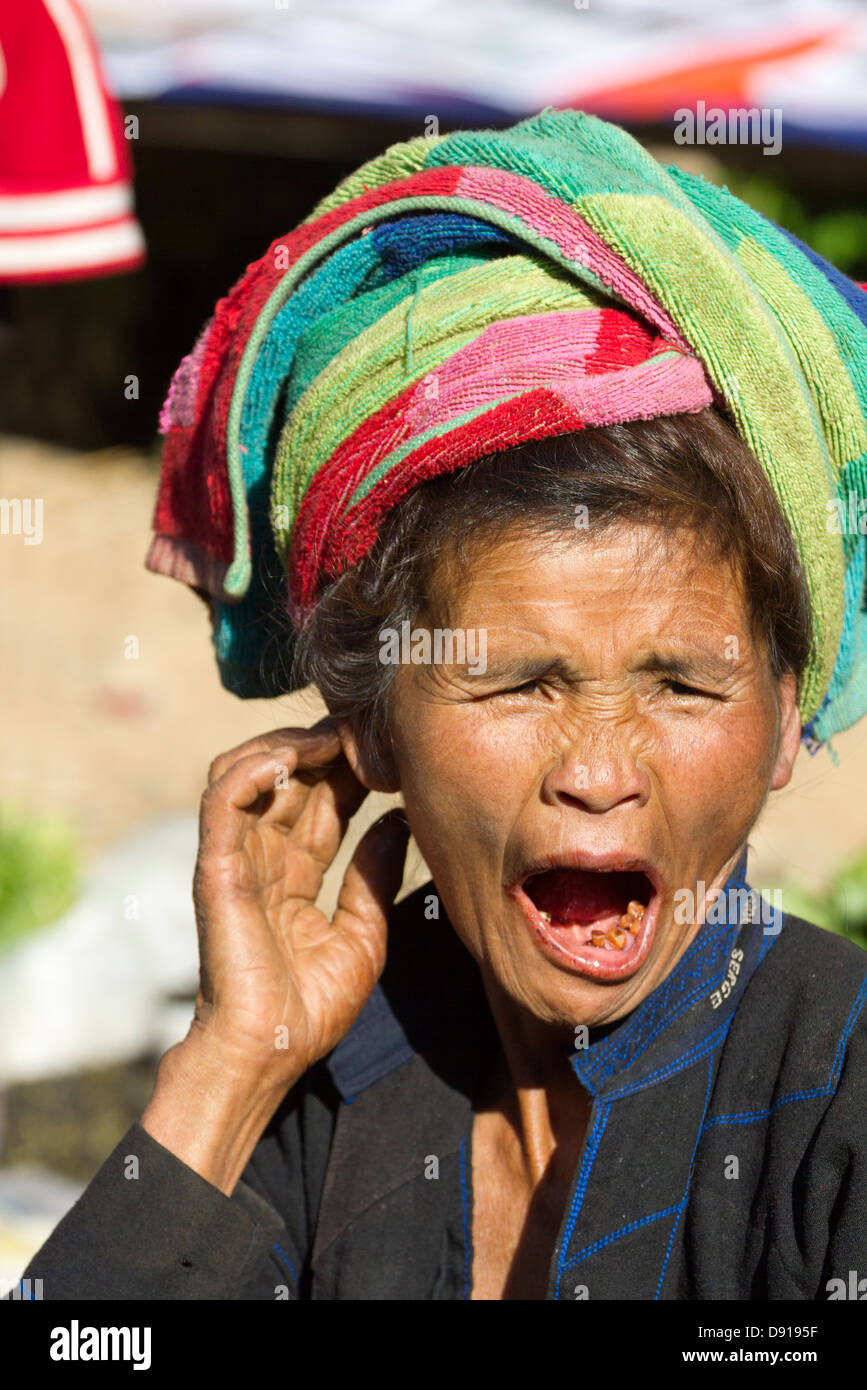 Bunte alte Frau am Markttag in einem kleinen Dorf von Inle Lake, Myanmar 3 Stockfoto