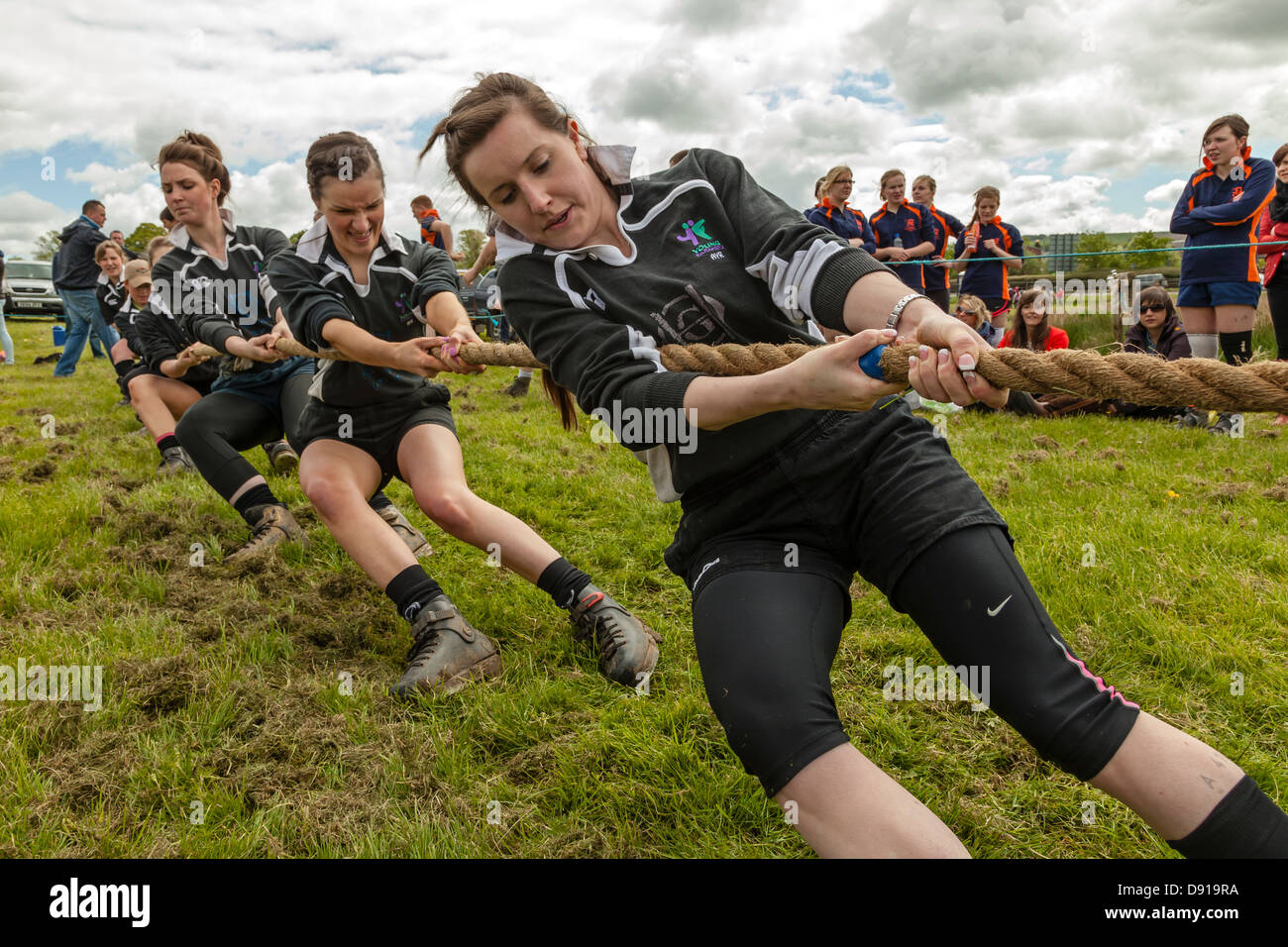 Frauen, die Teilnahme an einem Tauziehen Wettbewerb, Schottland, UK Stockfoto