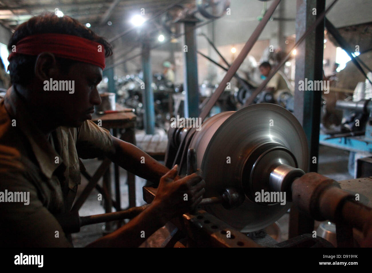 Bangladesch Arbeiter arbeiten an einem begrenzten Arbeitsplatz in oft beengten Verhältnissen und ohne viel in der Art von Sicherheitsausrüstung. Selbst diejenigen, die Arbeiten in einer Metallfabrik tun dies ohne Masken oder Handschuhe, bei denen sie das Risiko von Unfällen oder Krankheiten. Stockfoto