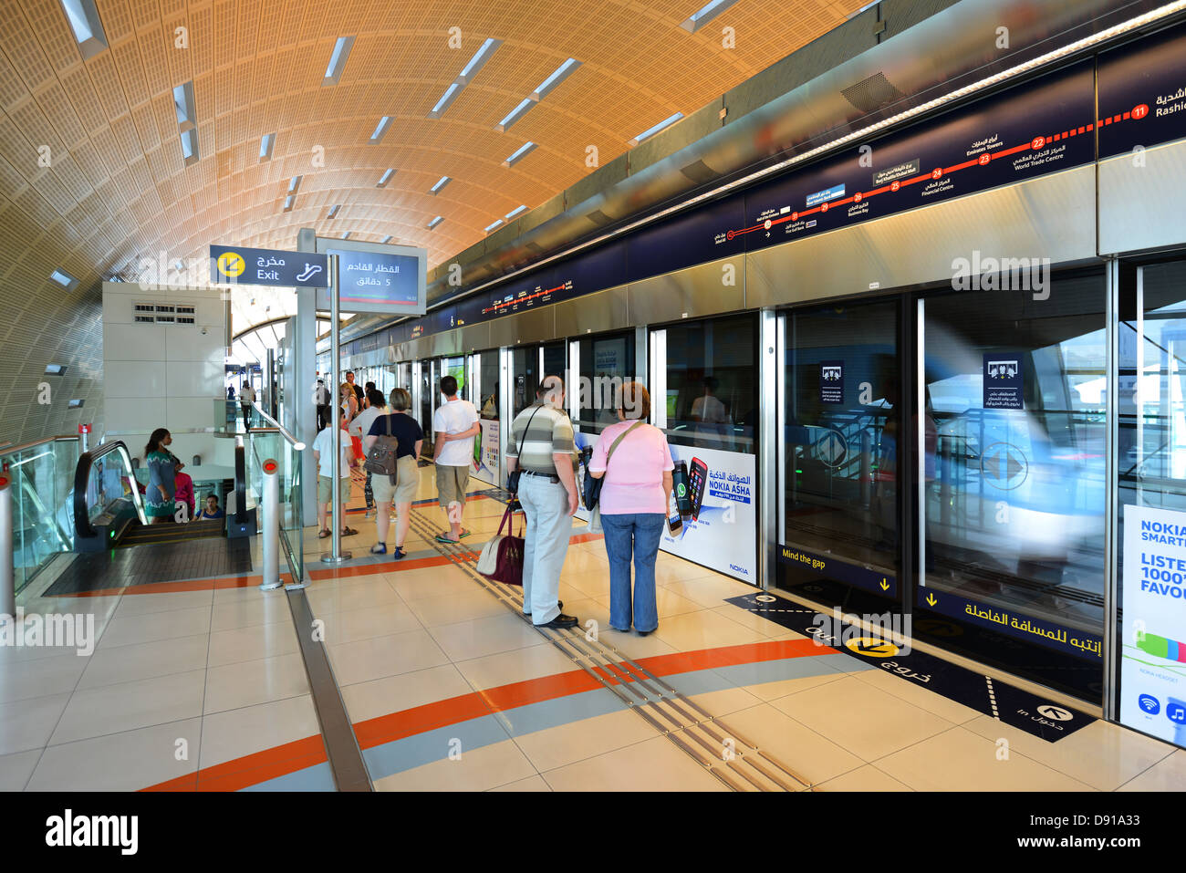U-Bahn Station, Dubai Metro Zug Bahnhof Interieur, Dubai, Vereinigte Arabische Emirate Stockfoto