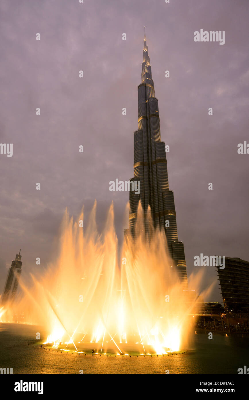 Wolkenkratzer Burj Khalifa, äußere des Burj Khalifa Skyscraper und Brunnen zeigen, Dubai, Vereinigte Arabische Emirate Arabische Mitte Stockfoto