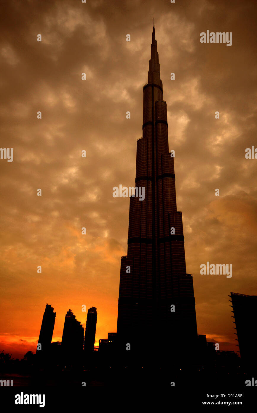Wolkenkratzer Burj Khalifa, Außenseite des Burj Khalifa Wolkenkratzer bei Sonnenuntergang, Dubai, Vereinigte Arabische Emirate Stockfoto