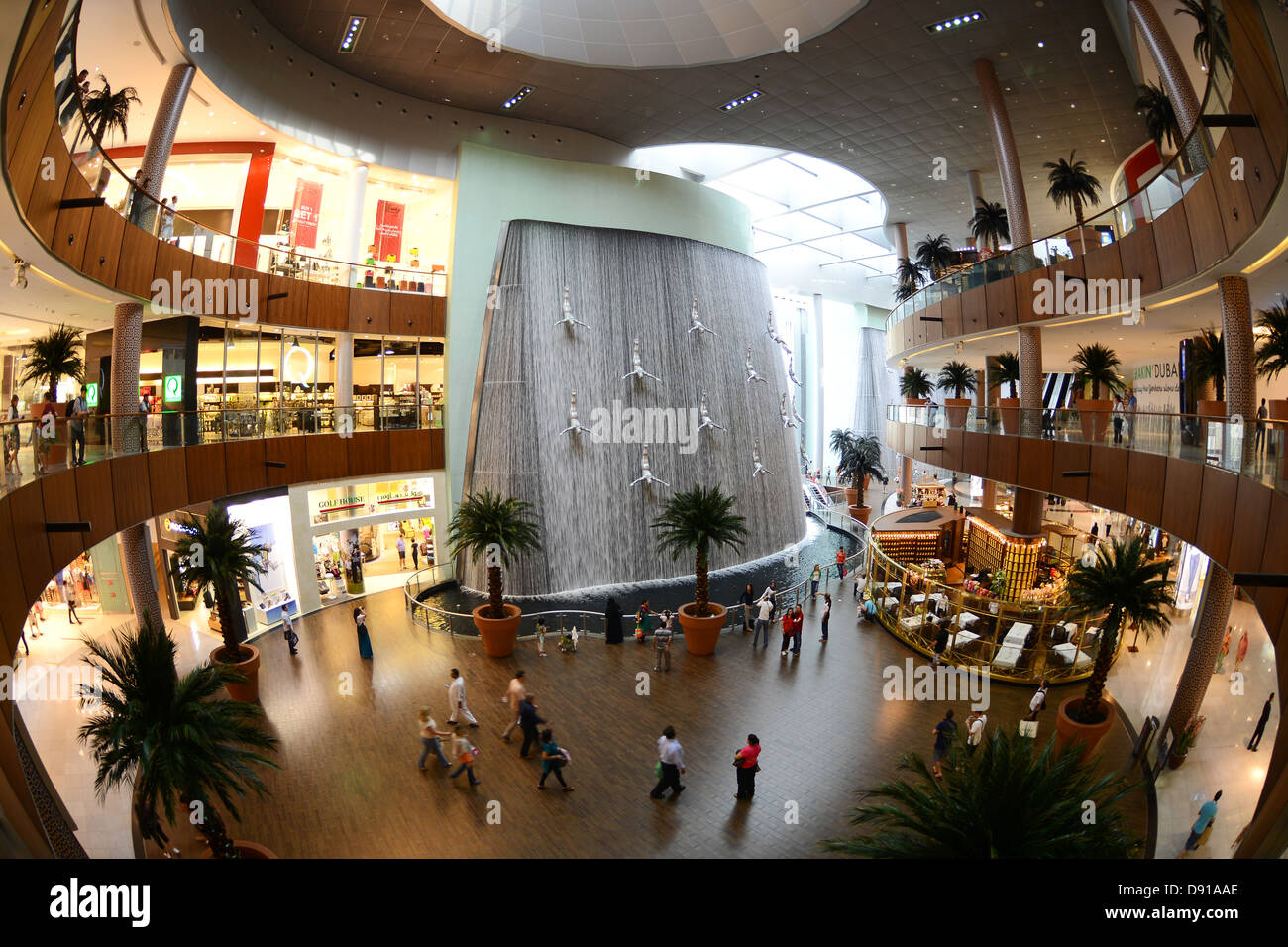 Die Dubai Mall. Tauchen Männer Skulptur, Taucher Tauchen Kunst Statuen in der Dubai Mall, Dubai, Vereinigte Arabische Emirate Stockfoto