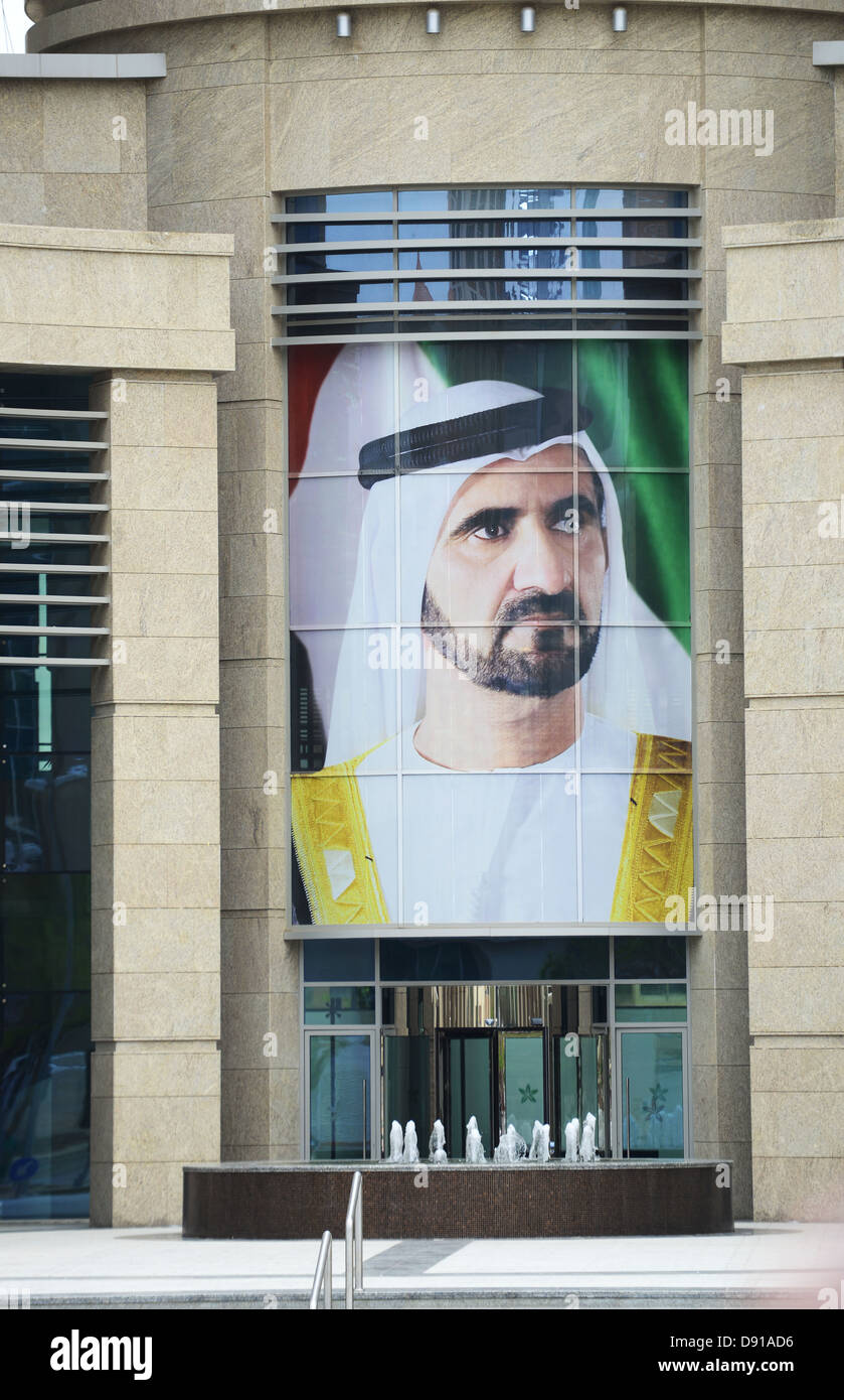 Scheich Mohammed bin Rashid Al Maktoum, dem Premierminister, seinem Porträt ziert viele Gebäude in Dubai, Vereinigte Arabische Emirate Stockfoto