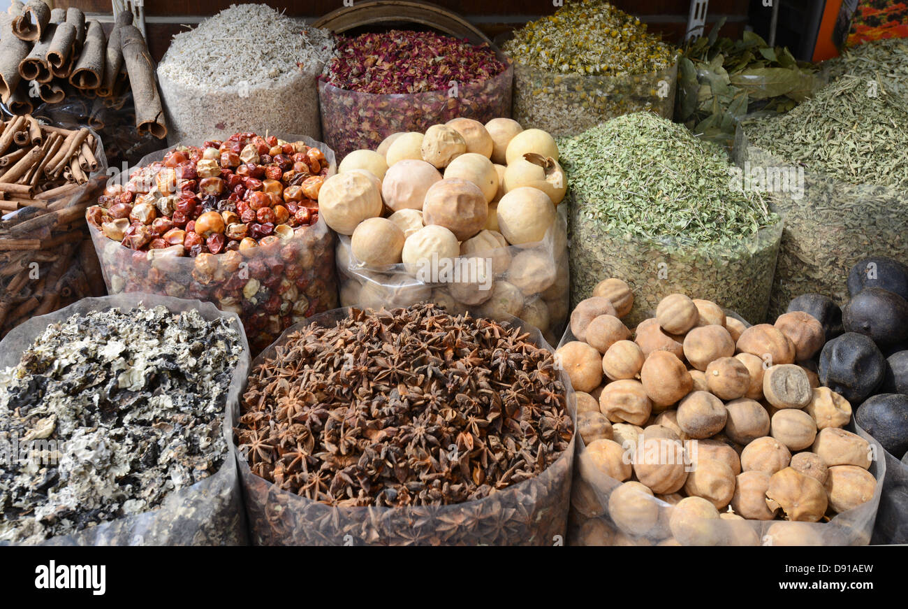 Gewürze zum Verkauf an ein Gewürz-Souk, Dubai, Vereinigte Arabische Emirate Stockfoto