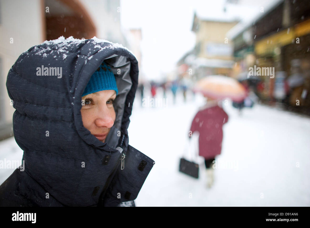 Eine Frau auf eine Fußgängerzone, Chamonix, Frankreich. Stockfoto